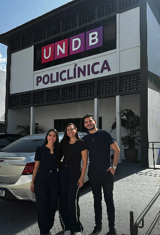 Pessoas da equipe na entrada da Policlínica UNDB